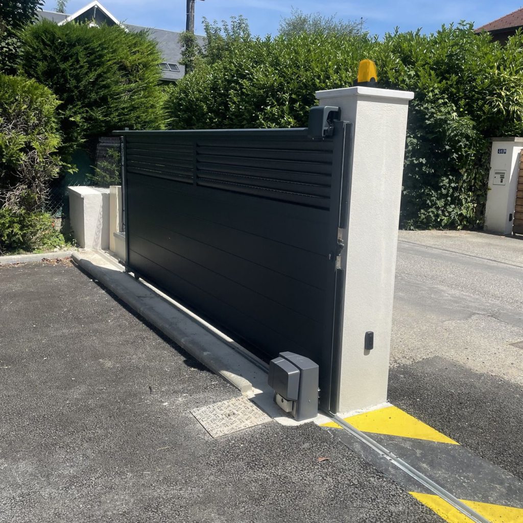 BX704AGS de CAME sur portail coulissant alu d'une petite copropriété