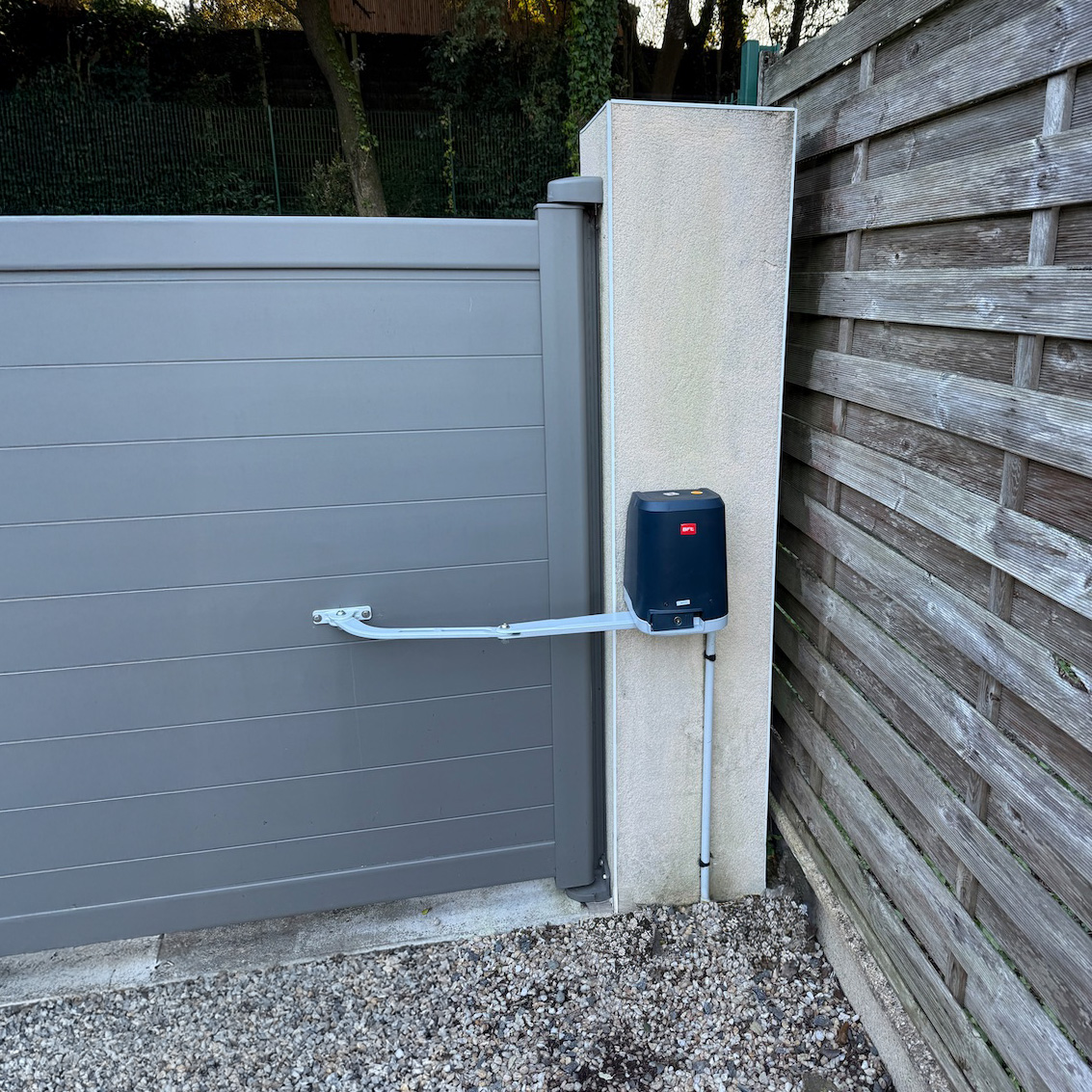 VIRGO bras articulés BFT sur un portail plein en aluminium
